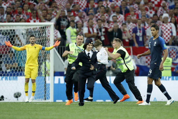 Pussy Riot wbiegły na boisko podczas Mistrzostw Świata 2018