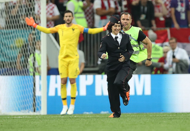 Pussy Riot wbiegły na boisko podczas Mistrzostw Świata 2018