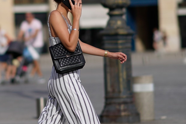 Spodnie w pionowe paski wydłużają nogi