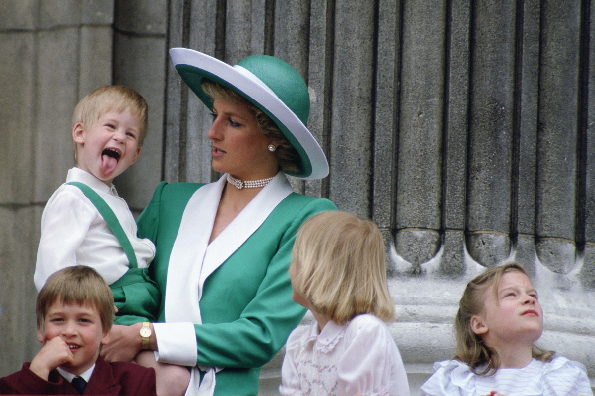 Księżna Diana z Harrym i Williamem na tarasie w Pałacu Buckingham, 1988 rok.