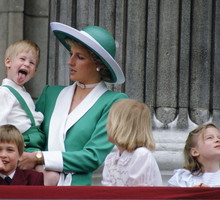 Księżna Diana z Harrym i Williamem na tarasie w Pałacu Buckingham, 1988 rok.