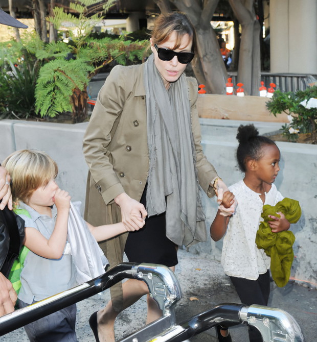 ALLONS_962992_Angelina_Jolie_z_corkami_Shiloh_i_Zahara__6_