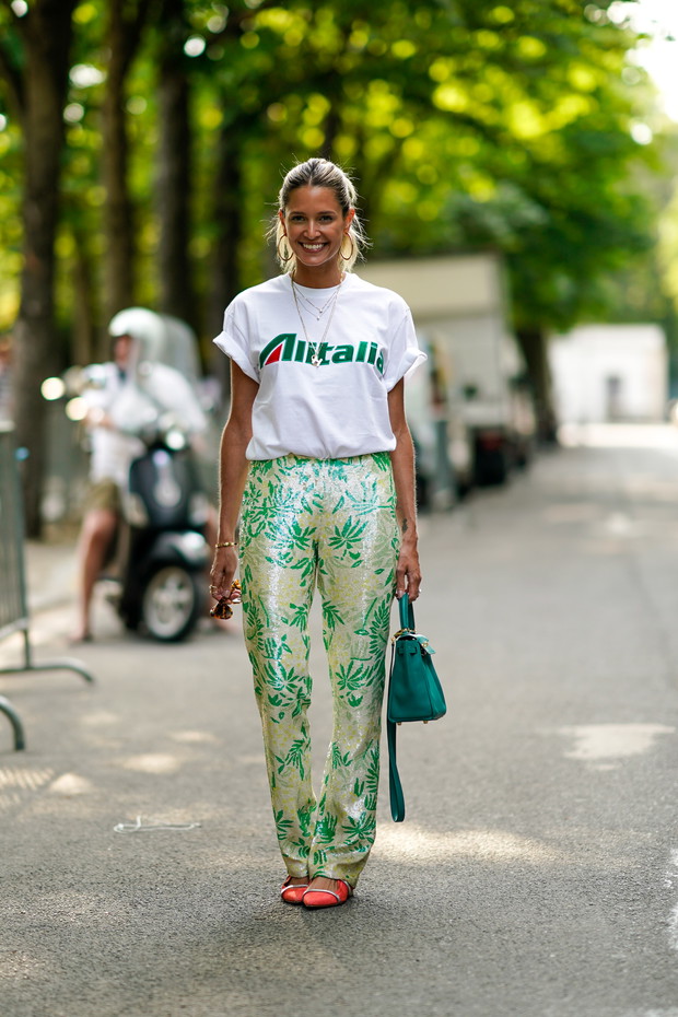 Duże logo na ubraniach na jesień 2018: trendy moda jesień 2018