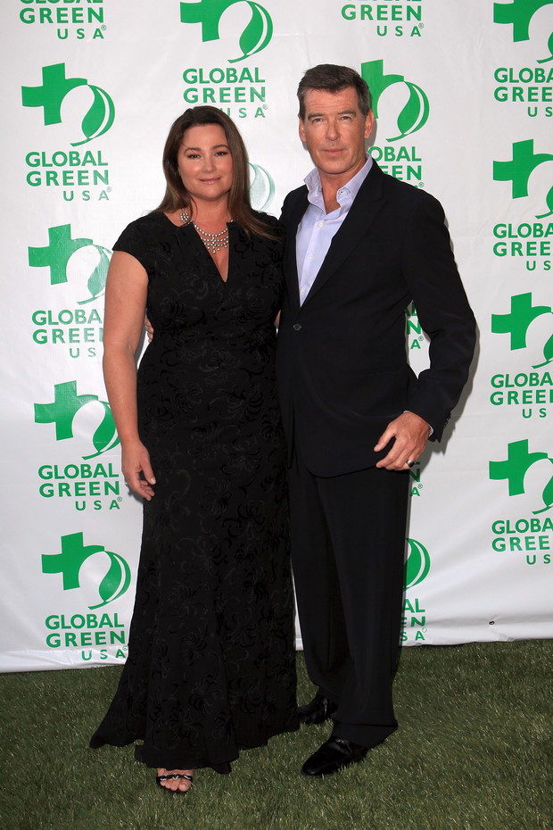 Pierce Brosnan i Keely Shay Smith w 2010 roku