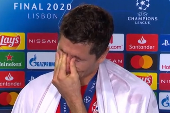 Robert-Lewandowski-rozplakal-sie-przed-kamerami.-Zwyciestwo-w-LM-zadedykowal-tacie_article