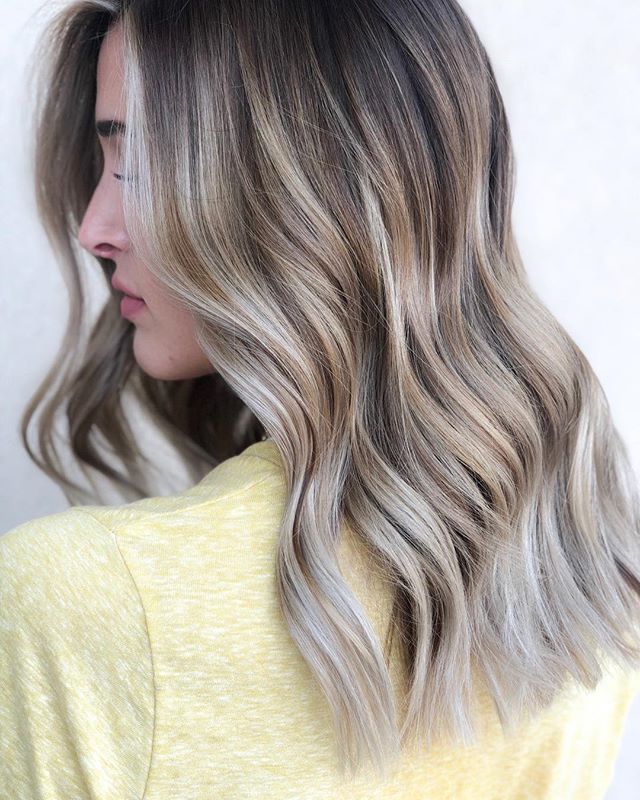 Fiołkowy szampan modny odcień blond