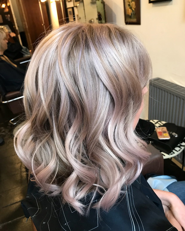 Fiołkowy szampan modny odcień blond