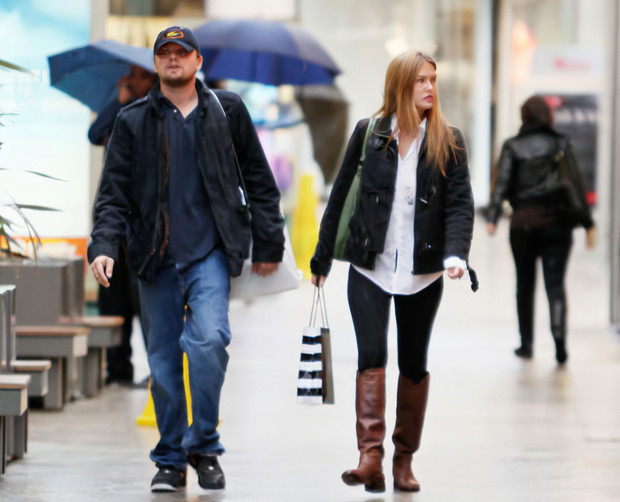 ALLONS_576100_Leonardo_DiCaprio__Bar_Refaeli