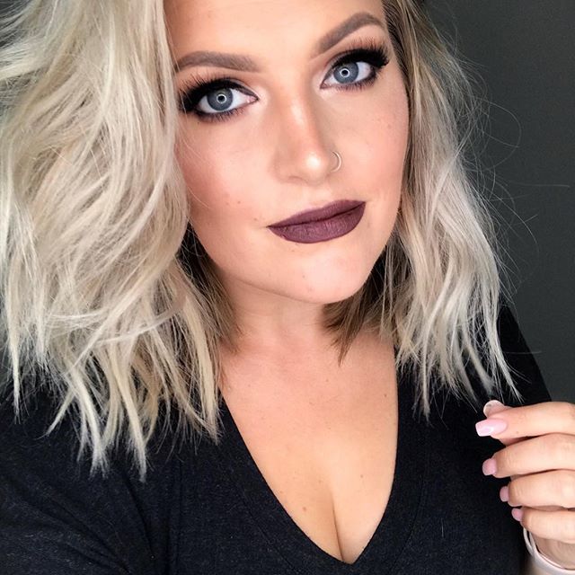 Modny makijaż ust na jesień: dark lips