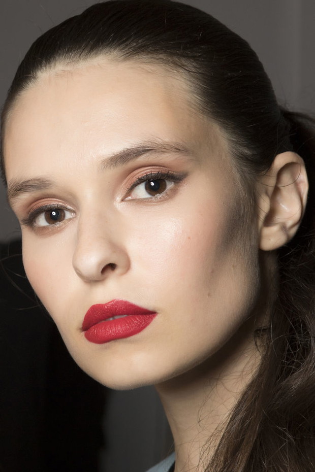 Modny makijaż ust na jesień: dark lips