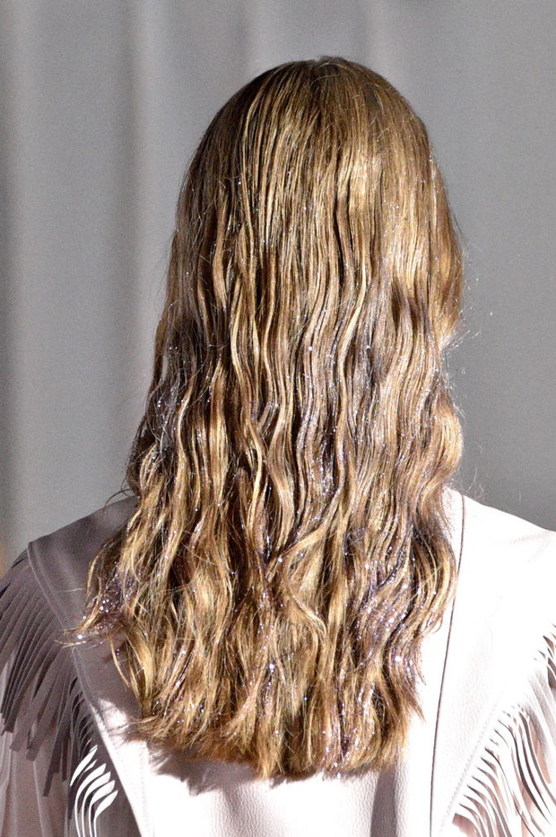 Fryzury na Sylwestra - brokat we włosach