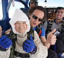 102-latka skoczyła ze spadochronem