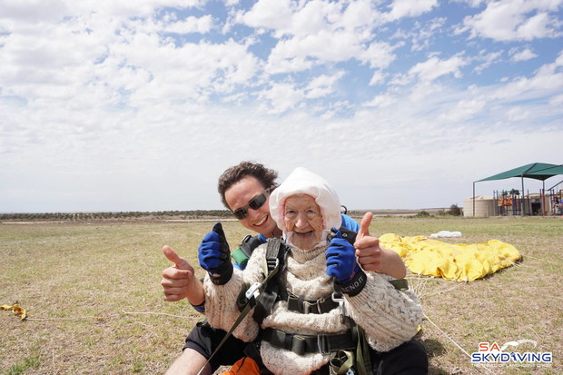 102-latka skoczyła ze spadochronem