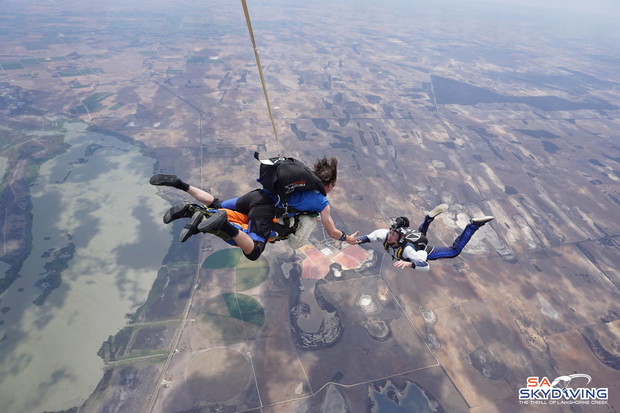 102-latka skoczyła ze spadochronem