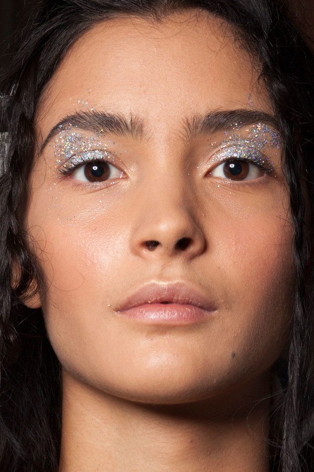 Makijaż na Sylwestra: brokat