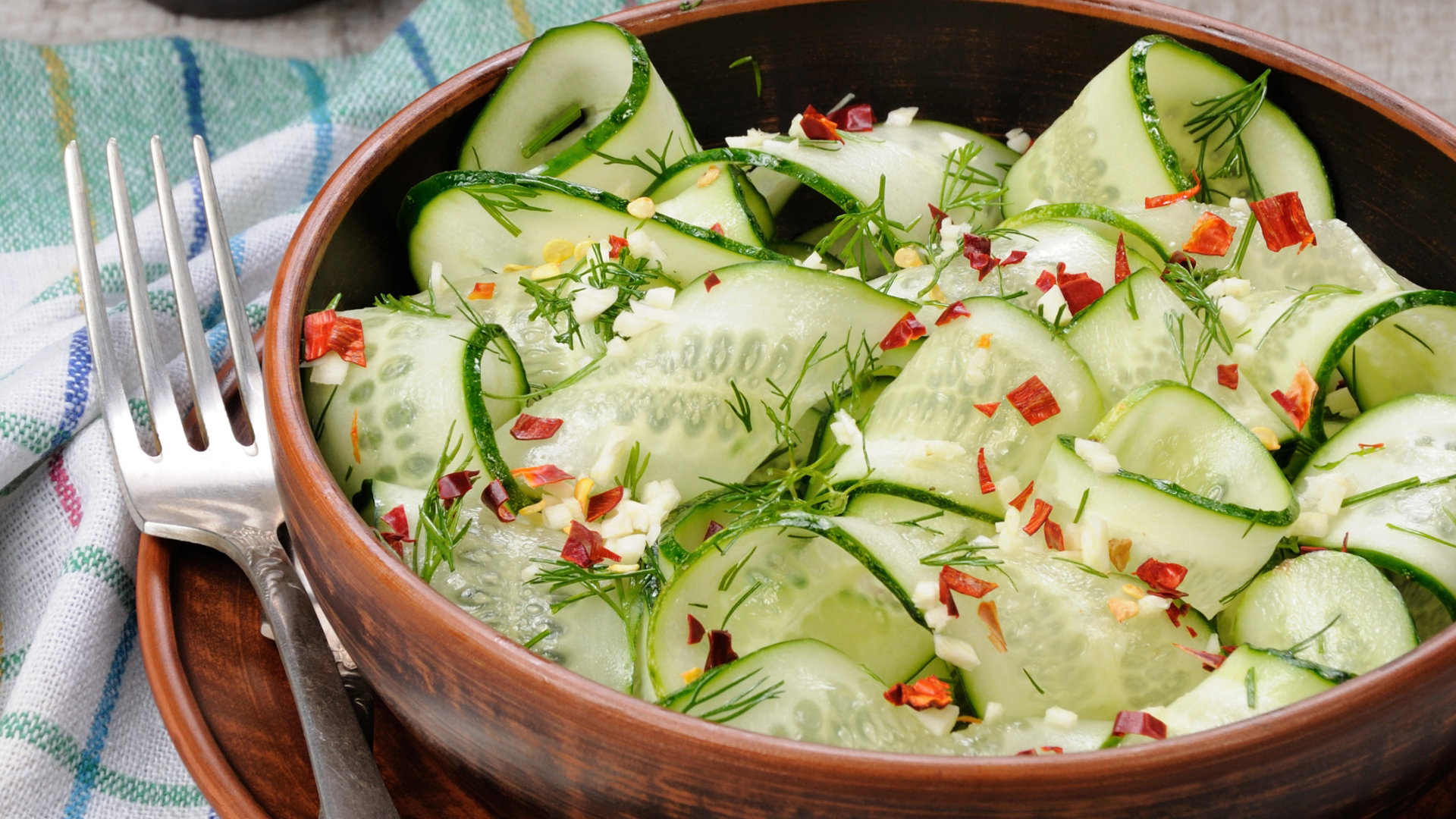 salatka-wielkanocna-magdy-gessler-wstazki-z-rzepy-ogorka-i-salcesonu1-07f49c8