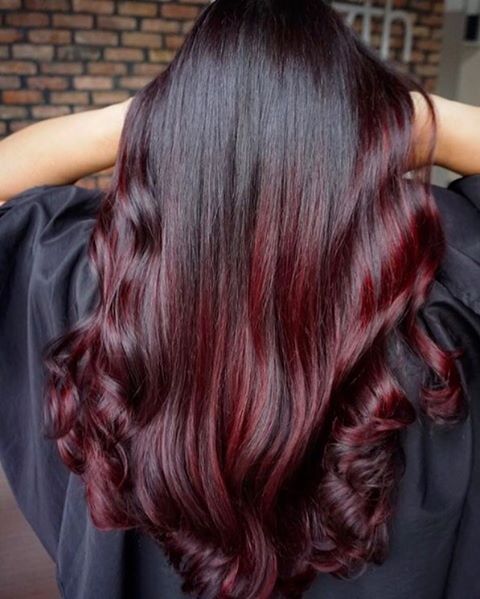 Włosy w kolorze grzanego wina