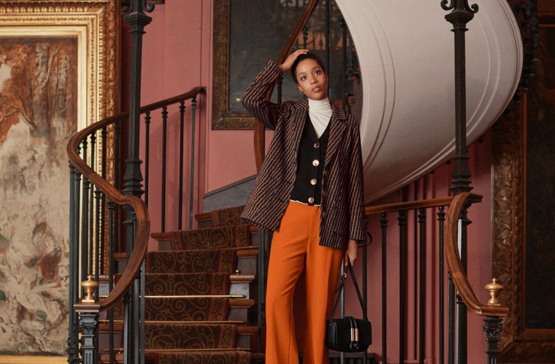 Na zimowych wyprzedażach warto zapolować na ponadczasowe klasyki lub coś z wyższej półki, np. kaszmirowy sweter czy płaszcz z dobrej gatunkowo wełny. Chociaż jest duża pokusa, by poeksperymentować i skusić się na coś całkiem nowego, wiele kobiet ma tenden