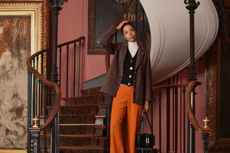 Na zimowych wyprzedażach warto zapolować na ponadczasowe klasyki lub coś z wyższej półki, np. kaszmirowy sweter czy płaszcz z dobrej gatunkowo wełny. Chociaż jest duża pokusa, by poeksperymentować i skusić się na coś całkiem nowego, wiele kobiet ma tenden