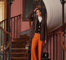 Na zimowych wyprzedażach warto zapolować na ponadczasowe klasyki lub coś z wyższej półki, np. kaszmirowy sweter czy płaszcz z dobrej gatunkowo wełny. Chociaż jest duża pokusa, by poeksperymentować i skusić się na coś całkiem nowego, wiele kobiet ma tenden