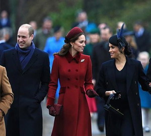 Meghan Markle i Kate Middleton z rodziną królewską na świątecznej mszy