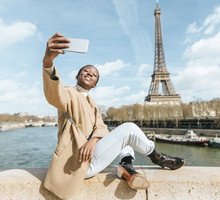 Ortopedzi ostrzegają: na zespół cieśni nadgarstka, czyli nadgarstek selfie cierpi coraz więcej osób. Ta dolegliwość polega na zbyt długim uciskaniu jednego z nerwów i objawia się przede wszystkim z bólem dłoni, mrowieniem i obniżeniem sprawności manualnej