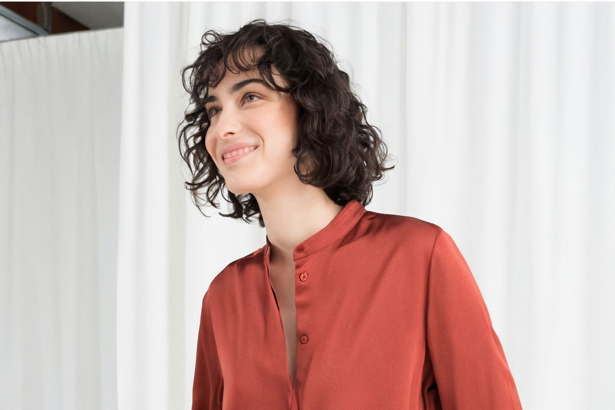 W sieciówkach można znaleźć sporo cytatów z wybiegów - jeśli chodzi o najmodniejsze wzory, znajdziecie sporo ubrań w kwiaty czy motyw zwierzęcy. Pojawi się tez mocny kolor.