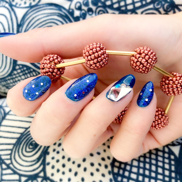 Manicure na karnawał: astrologiczne paznokcie