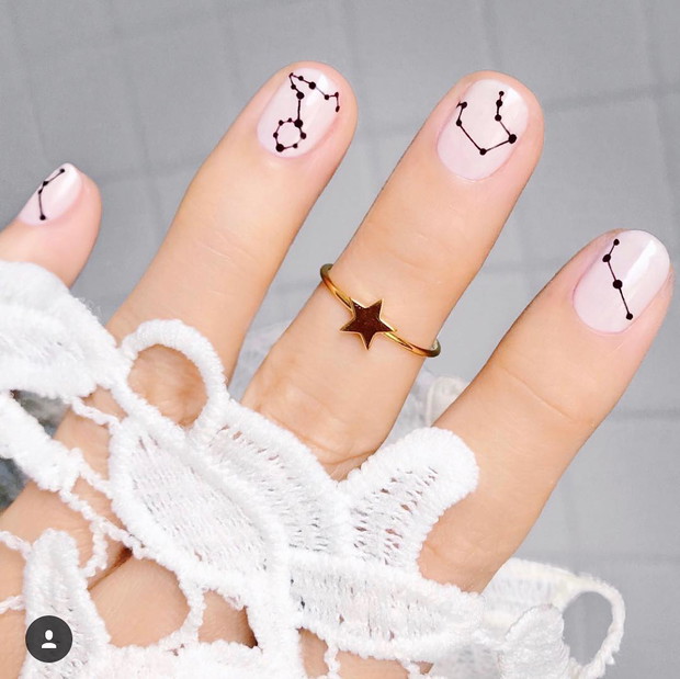 Manicure na karnawał: astrologiczne paznokcie