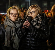 Córka Pawła Adamowicza, Antonina Adamowicz i żona - Magdalena Adamowicz podczas przemówienia w Gdańsku