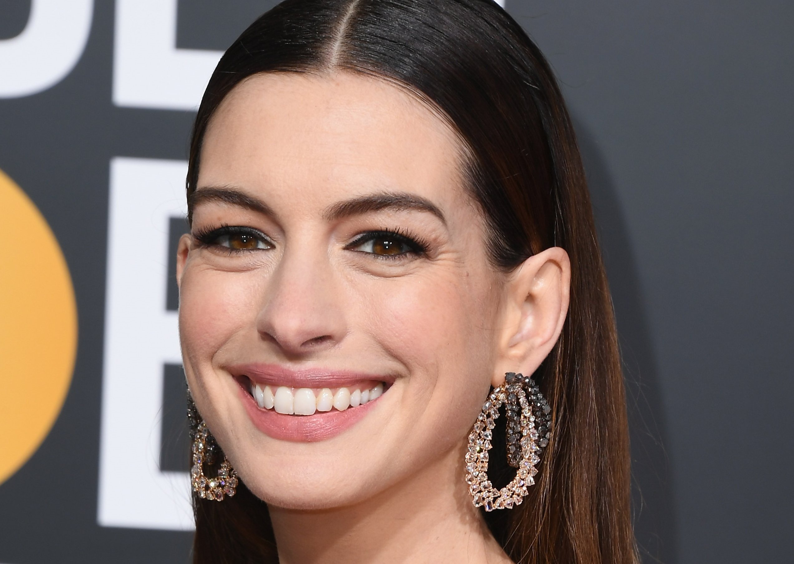 Anne Hathaway o rezygnacji z alkoholu: "Nie lubię siebie pod wpływem". Decyzja aktorki ma wiele naśladowczyń.