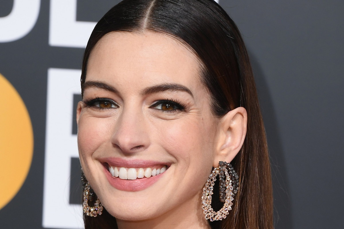 Anne Hathaway o rezygnacji z alkoholu: "Nie lubię siebie pod wpływem". Decyzja aktorki ma wiele naśladowczyń.