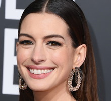 Anne Hathaway o rezygnacji z alkoholu: "Nie lubię siebie pod wpływem". Decyzja aktorki ma wiele naśladowczyń.
