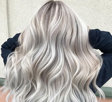 Ash silver hair - modny kolor włosów na wiosnę