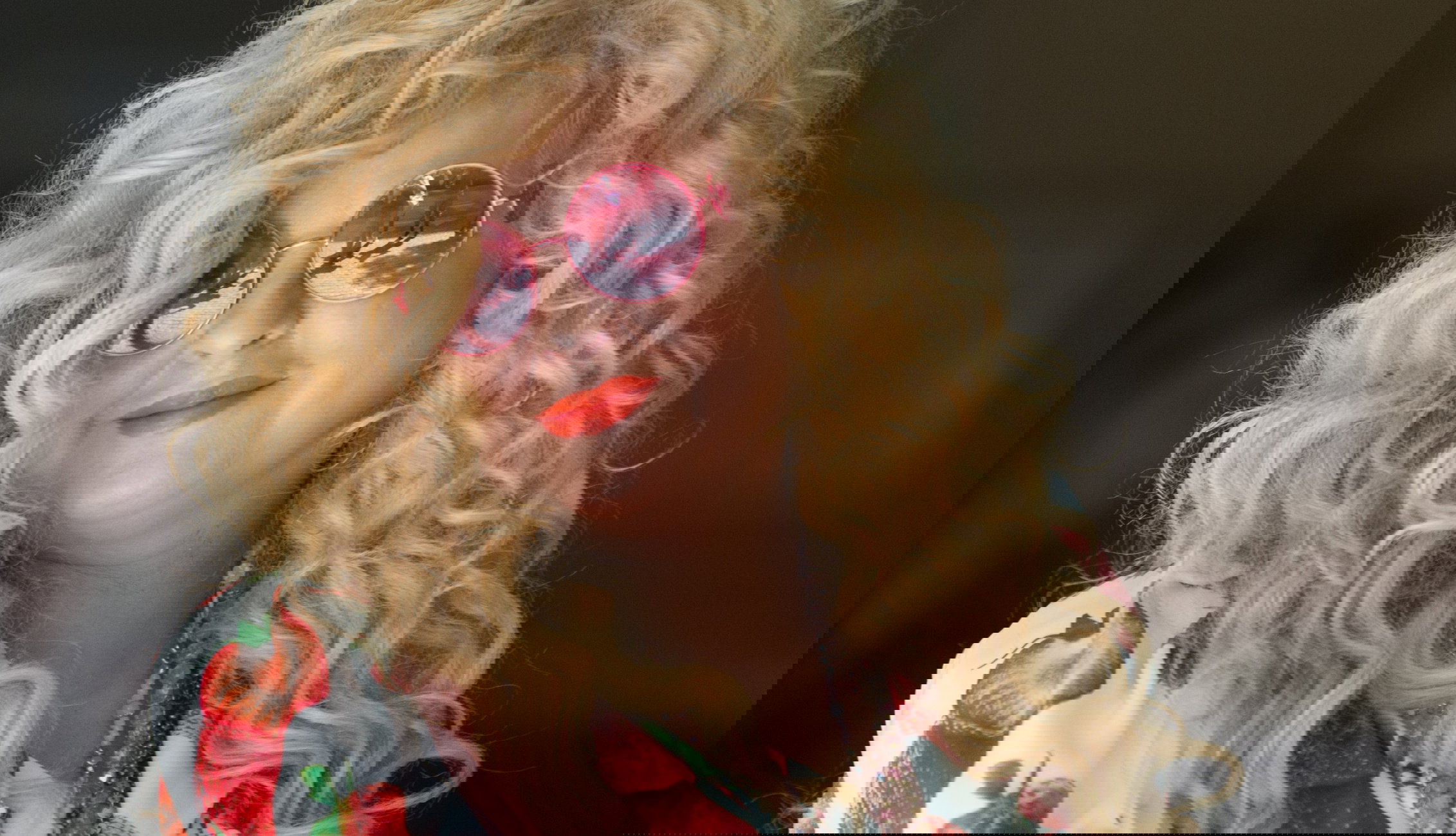 Magda Gessler w truskawkowej kreacji