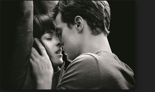 OBEJMUJE DŁOŃMI TWOJĄ SZYJĘ?