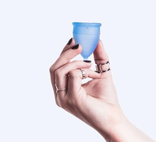Kubeczek menstruacyjny - co to jest i jak go używać
