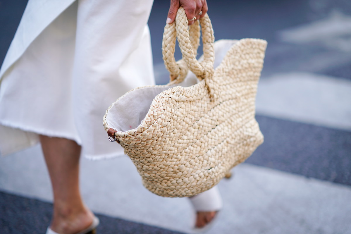 Wiklinowy koszyk na lato 2019: trendy moda 2019