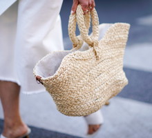 Wiklinowy koszyk na lato 2019: trendy moda 2019