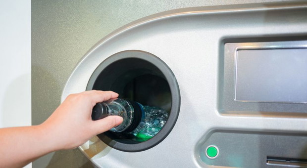 Stambuł: Wystarczy wrzucić plastikowe butelki, a z maszyny sypie się karma dla psów