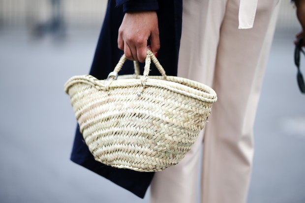 Wiklinowy koszyk na lato 2019: trendy moda 2019