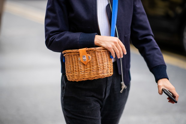 Wiklinowy koszyk na lato 2019: trendy moda 2019