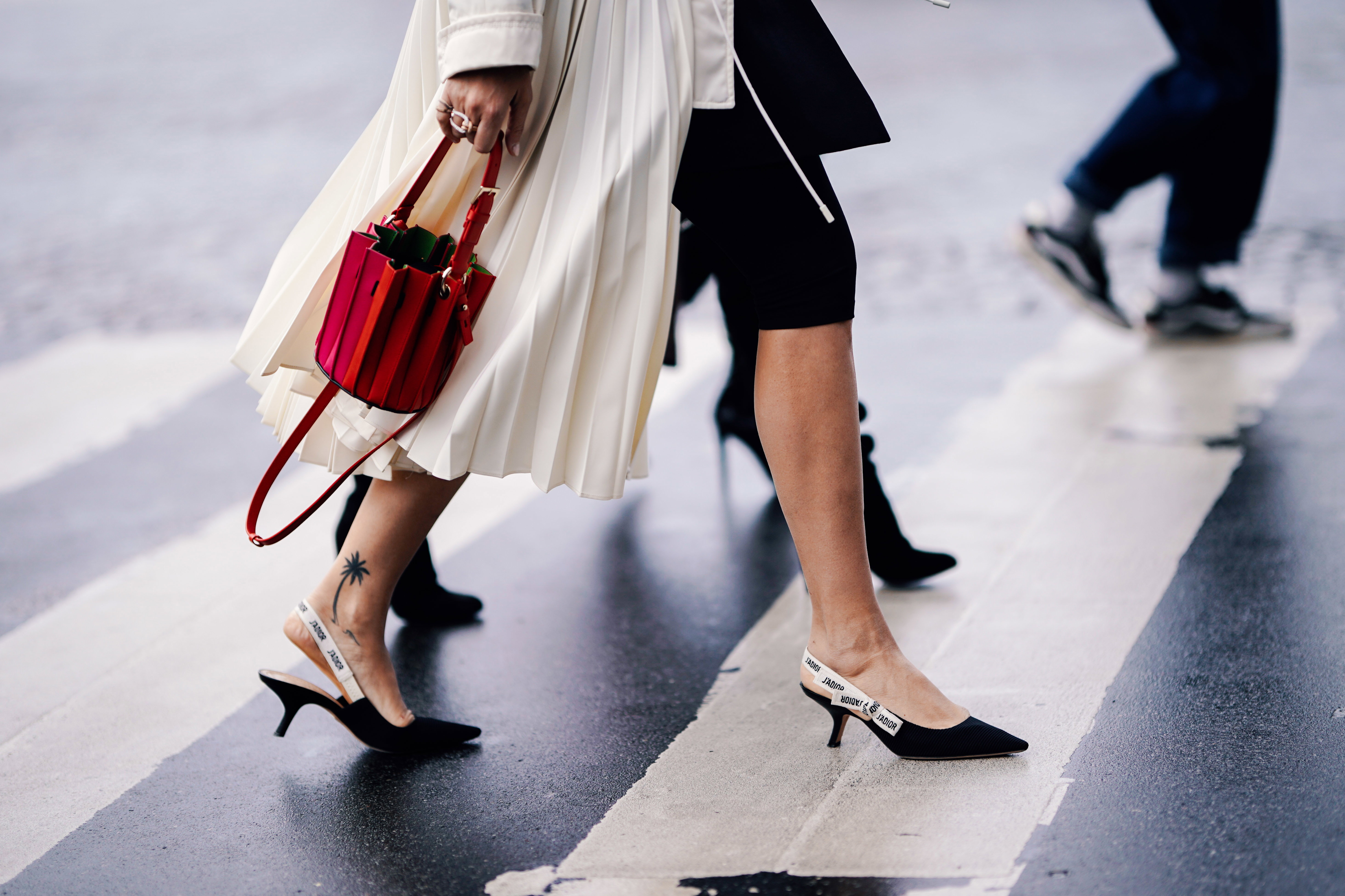 Bucket bag, najmodniejsza torebka lato 2019: trendy moda lato 2019