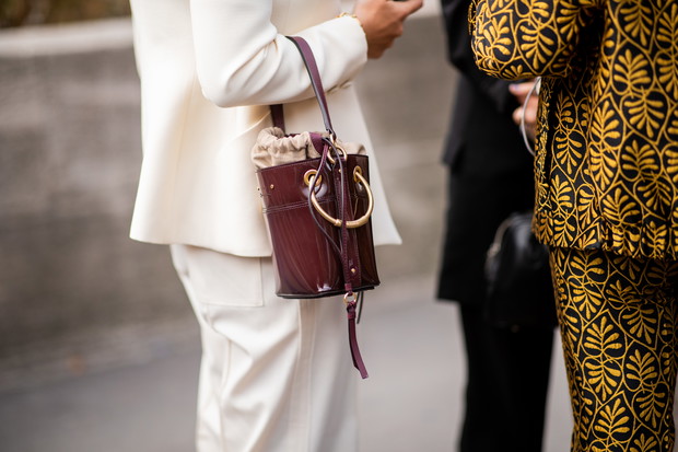 Bucket bag, najmodniejsza torebka lato 2019: trendy moda lato 2019