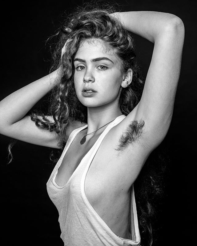 Te kobiety nie boją się pokazać swoich włosów