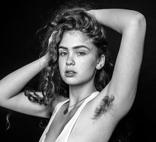 Te kobiety nie boją się pokazać swoich włosów