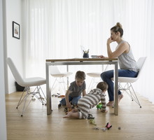 ZUS oskarża matki o wyłudzenia? Wyjaśniamy, skąd się biorą nasilone kontrole