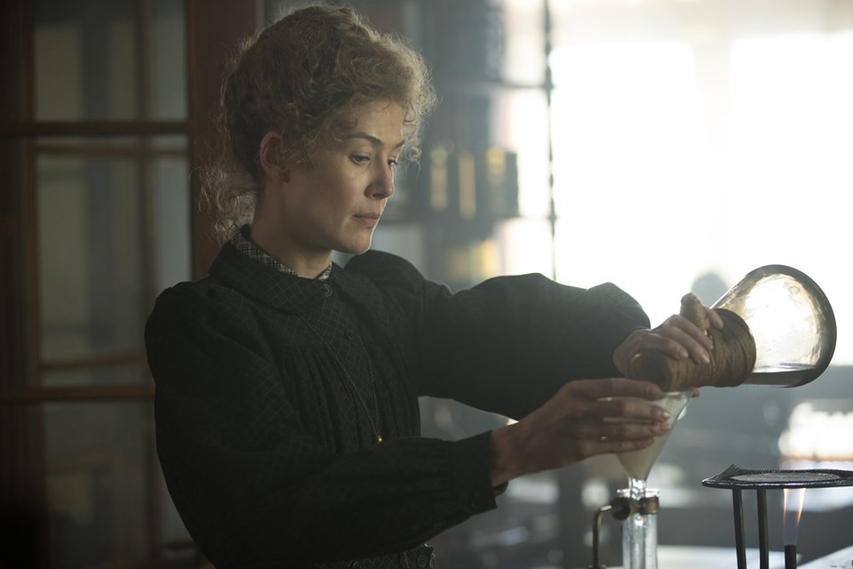Rosamund Pike jako Maria Skłodowska - Curie w filmie "Radioactive"