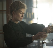 Rosamund Pike jako Maria Skłodowska - Curie w filmie "Radioactive"