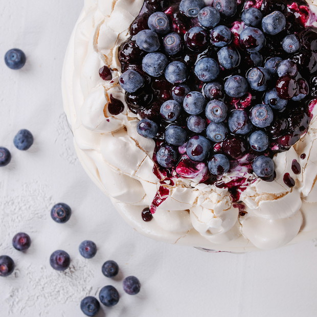 Tort bezowy z jagodami